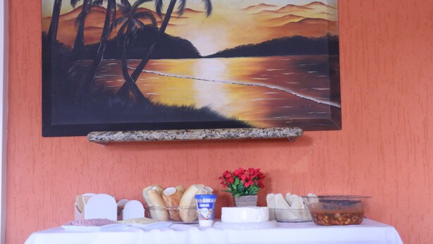 Café da manhã com buffet grátis todos os dias
