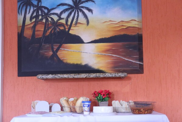 朝食 (ビュッフェ)、毎日提供 (無料)