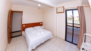 Quarto casal conforto, 1 cama de casal | Cortinas blackout, ferros/tábuas de passar roupa, Wi-Fi de cortesia