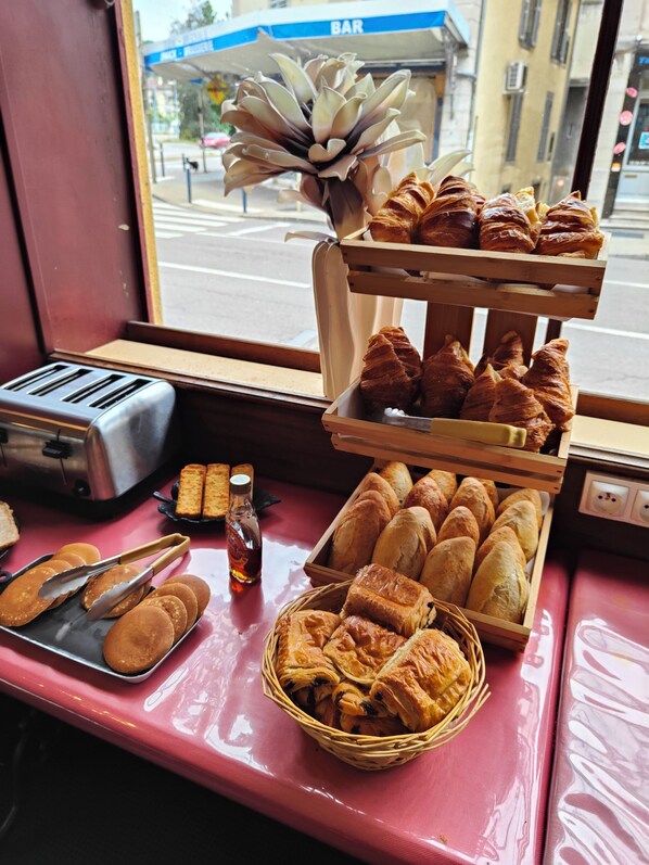 Daily buffet breakfast (EUR 13 per person) - Hotel Terminus - Pizzeria Pizz'A Gogo (Lons-le-Saunier)