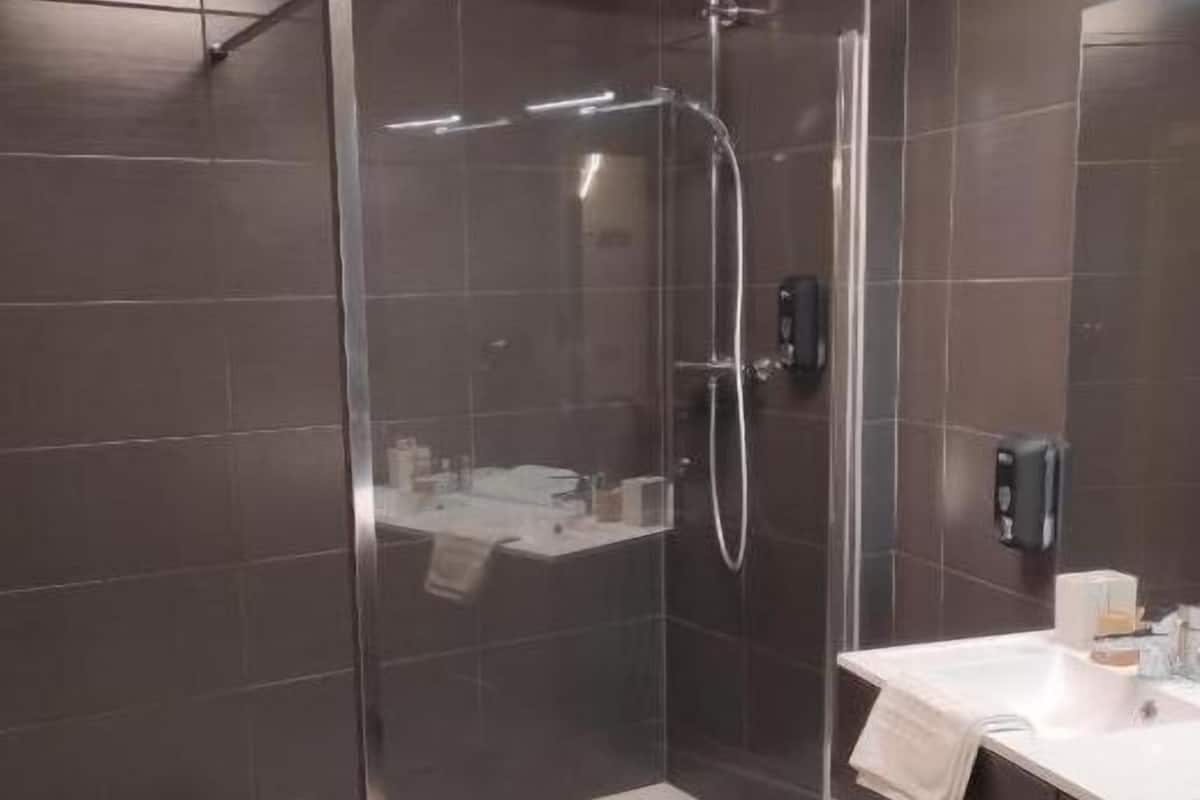 comfort quadruple room | bathroom | free toiletries, hair dryer, towels, soap