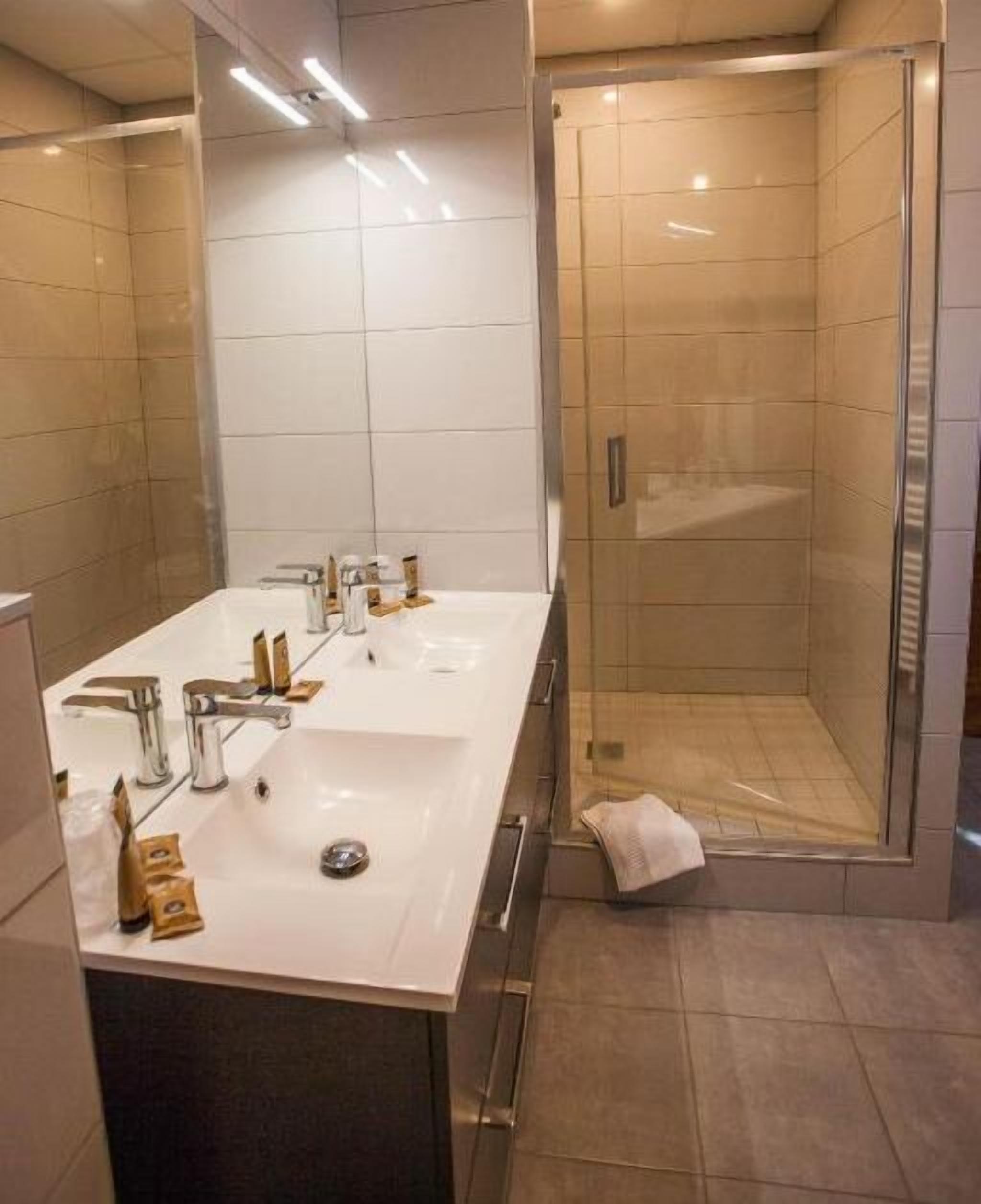 family room | bathroom | free toiletries, hair dryer, towels, soap