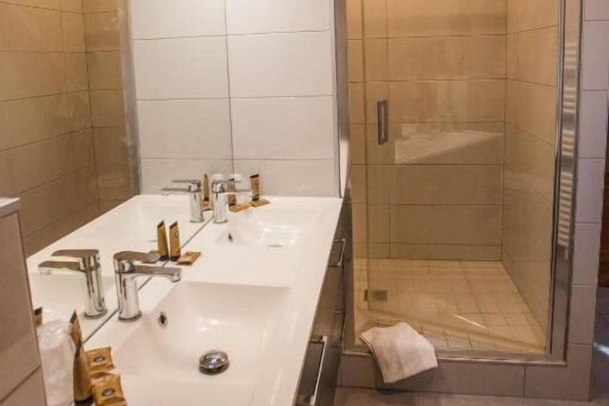 family room | bathroom | free toiletries, hair dryer, towels, soap