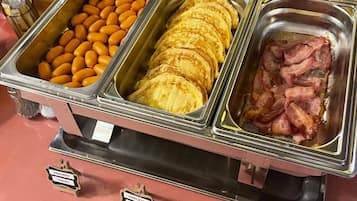 Desayuno buffet diario (EUR 13 por persona)