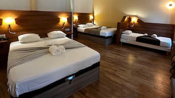 Phòng dành cho gia đình | Trang trí khác biệt, trang bị nội thất với thiết kế riêng biệt, bàn