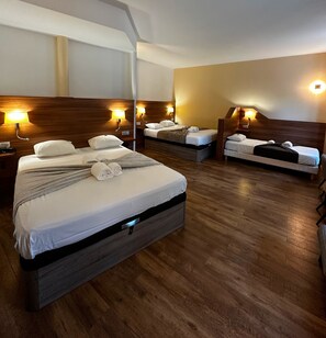 Family Room | Individually decorated, individually furnished, desk, soundproofing - Hotel Terminus - Pizzeria Pizz'A Gogo (Lons-le-Saunier)