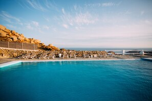 Outdoor pool, pool loungers - Mykonos Supreme Comfort Suites & Villas  (Mykonos)