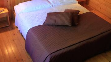 Standard-Dreibettzimmer, Bergblick | Babybetten, kostenloses WLAN, Bettwäsche