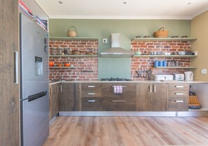 Refrigerador con freezer, microondas, placa de cocina, cafetera/tetera