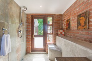 Family Apartment, 2 Bedrooms | Bathroom | Deep soaking tub, hair dryer, towels, toilet paper - Baymont View (Cape Town)