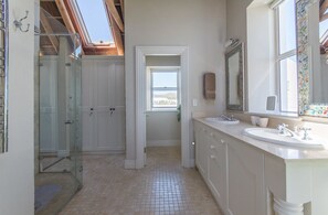Standard House, 4 Bedrooms | Bathroom - The Beach Villa (Cape Town)
