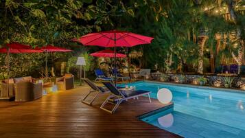 Ulkouima-allas, aurinkovarjoja, aurinkotuoleja