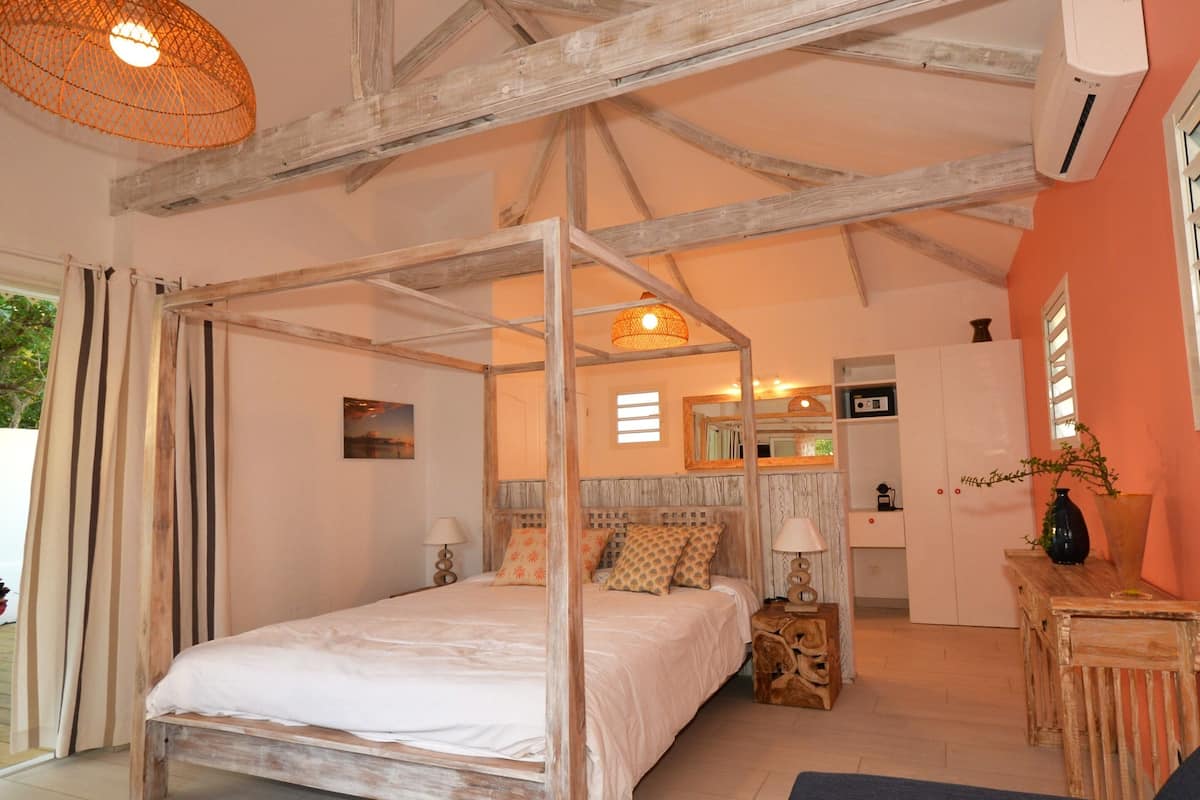 Honeymoon bungalow, privébadkamer, uitzicht op zwembad (Baie Rose) | 1 slaapkamer, luxe beddengoed, een minibar, een kluis op de kamer