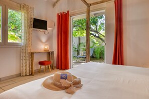 Honeymoon bungalow, privébadkamer, uitzicht op zwembad (Baie Rose) | 1 slaapkamer, luxe beddengoed, een minibar, een kluis op de kamer