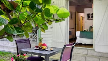 Chambre Double, salle de bains privée, vue mer (Raisin De Mer) | Terrasse/Patio