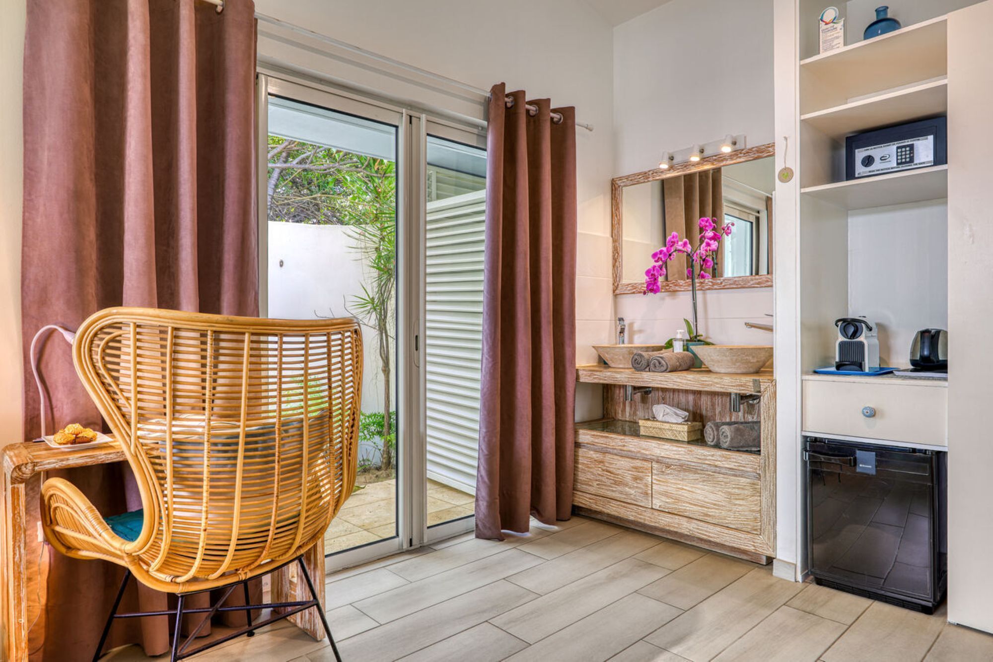 Kahden hengen huone, oma kylpyhuone, merinäköala (Badamier) | Kylpyhuone | Ilmaiset hygieniatuotteet, hiustenkuivaaja, pyyhkeet, saippua