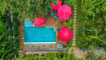 Kolam renang outdoor, dengan payung kolam renang dan kursi berjemur