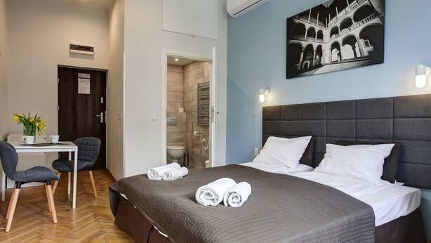 Studio (5 Coast Iris) | 1 bedroom, iron/ironing board (on request), WiFi (free), bed sheets - Grace Apartments (Kraków)