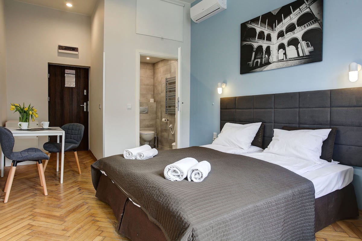 Studio (5 Coast Iris) | 1 bedroom, iron/ironing board (on request), WiFi (free), bed sheets