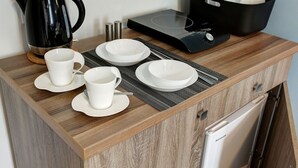 Fridge, stovetop, electric kettle, cookware/dishes/utensils - Grace Apartments (Kraków)