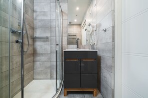 Studio (2 Orchid) | Bathroom | Shower, hair dryer, towels - Grace Apartments (Kraków)