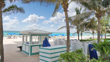 En la playa, camastros, sombrillas y toallas de playa