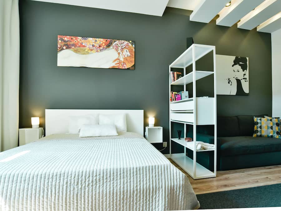 Apartamento família, 1 quarto (18) | Área de estar | TV de tela plana 45 polegadas com canais a cabo, TV