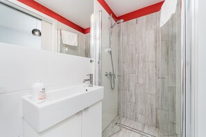 Studio (19/2) | Phòng tắm | Buồng tắm vòi sen, máy sấy tóc, khăn tắm 