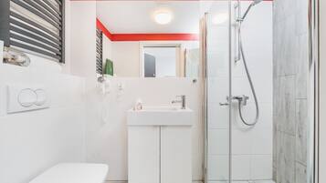Studio (19/2) | Bathroom | Shower, hair dryer, towels