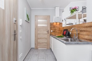 Studio Keluarga (9 Hyacinth) | Dapur kecil pribadi | Lemari es, microwave, kompor, dan mesin pembuat kopi/teh