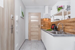 Family Στούντιο (9 Hyacinth) | Ιδιωτική μικρή κουζίνα | Βραστήρας για καφέ/τσάι, ψυγείο, φούρνος μικροκυμάτων, μαγειρικές εστίες