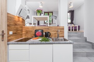 Studio Familial (9 Hyacinth) | Coin cuisine privé | Cafetière/bouilloire, réfrigérateur, micro-ondes, plaque de cuisson
