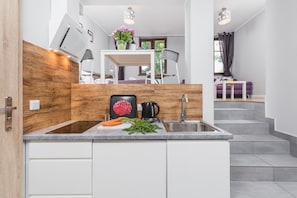 Studio Keluarga (9 Hyacinth) | Dapur kecil pribadi | Lemari es, microwave, kompor, dan mesin pembuat kopi/teh