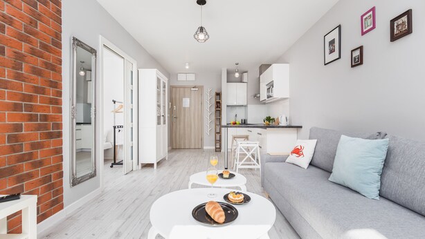 Un apartamento moderno con cocina, comedor y sala de estar.