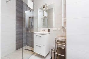 Ducha, artículos de tocador gratuitos, secador de pelo, toallas