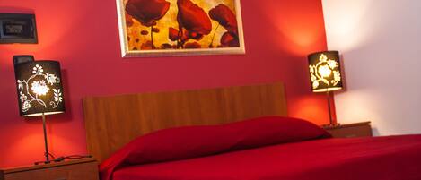 Minibar, skrivebord, ekstra senge (tillægsgebyr), gratis Wi-Fi