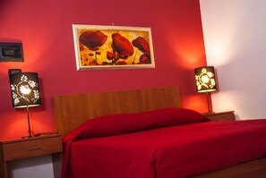 Minibar, Schreibtisch, Zustellbetten, kostenloses WLAN