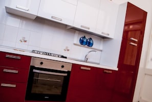 Réfrigérateur, surface de cuisson, vaisselle et ustensiles