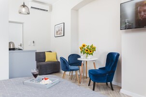 1 habitación, sistema de insonorización y tabla de planchar con plancha 