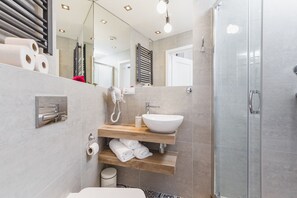 Basic-studiolejlighed (1) | Badeværelse | Bruser, hårtørrer, håndklæder, Toiletpapir