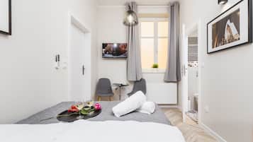 1 habitación, sistema de insonorización y tabla de planchar con plancha