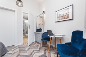 1 habitación, sistema de insonorización y tabla de planchar con plancha 