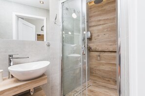 Studio Basic (1) | Kamar mandi | Shower, pengering rambut, handuk, dan tisu toilet