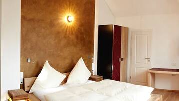 Comfort Double Room | Hypo-allergenic bedding, minibar, in-room safe, desk