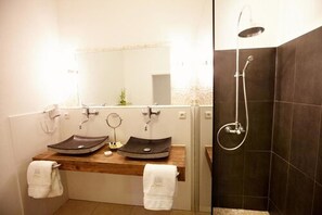 Comfort tweepersoonskamer | Badkamer | Een douche, een regendouche, gratis toiletartikelen, een haardroger