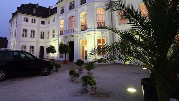 A large, white building with multiple windows and a driveway. - Residenz Schloss Engers (Neuwied)
