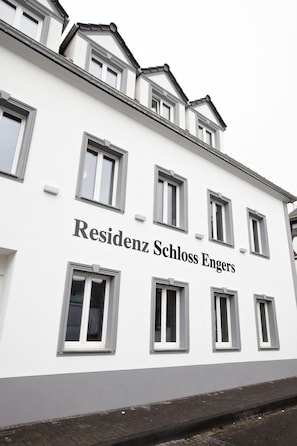 A building with the sign "Residenz Schloss Engers" indicating it is a residence. - Residenz Schloss Engers (Neuwied)