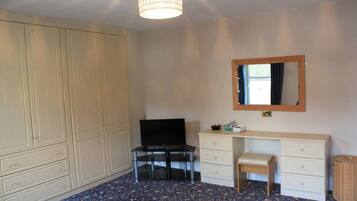 Roomtel The Middle Bit-Bedroom 3 | Free WiFi