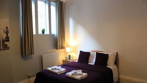 RoomTel Riverside Middle Bit-Bedroom 1  | WiFi (free) - Roomtel The Middle Bit (Brigg)