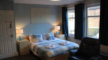 Roomtel The Middle Bit-Bedroom 3 | Free WiFi